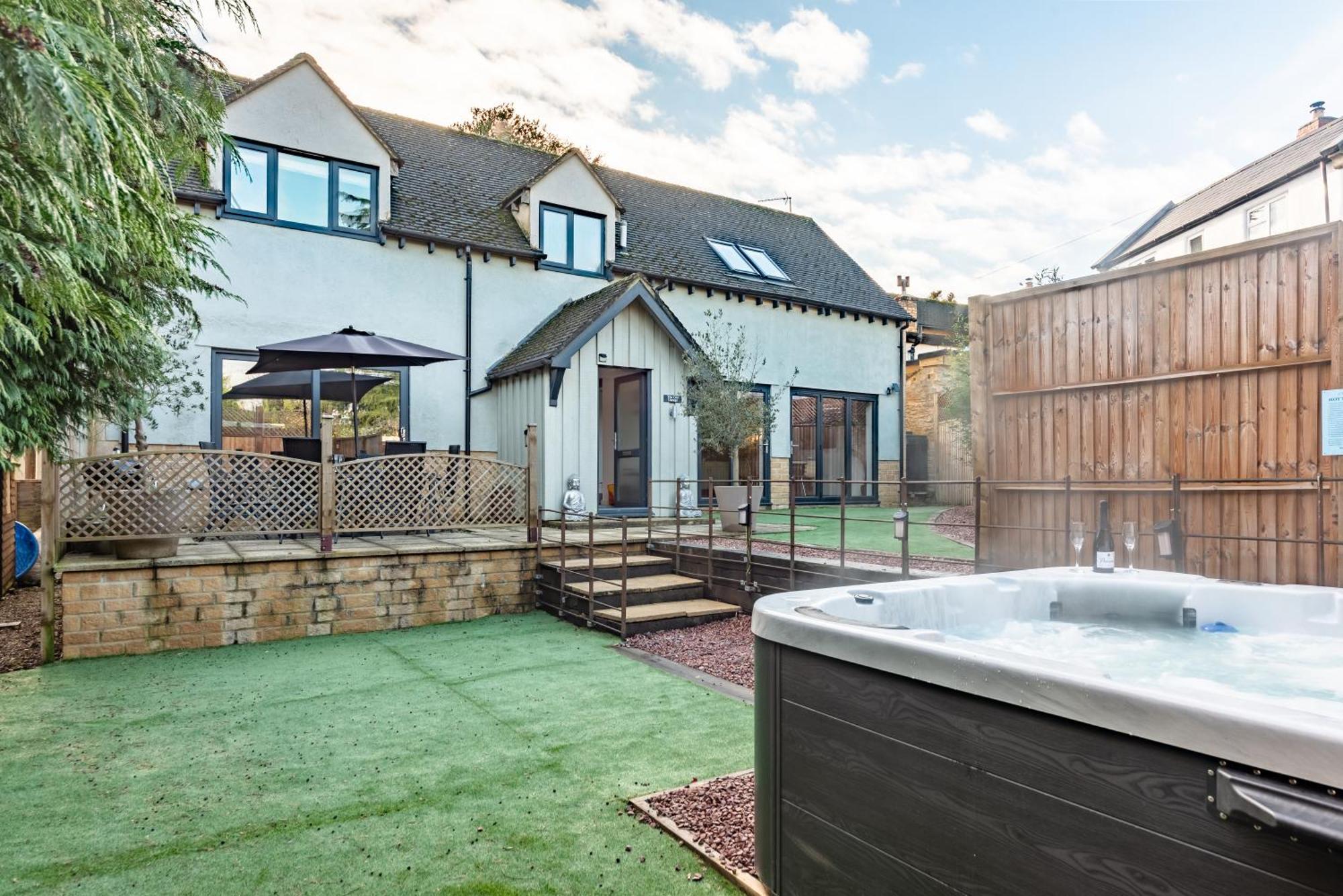 Cotswold Holiday Let With Hot Tub - The Old Garage Чиппинг-Нортон Экстерьер фото
