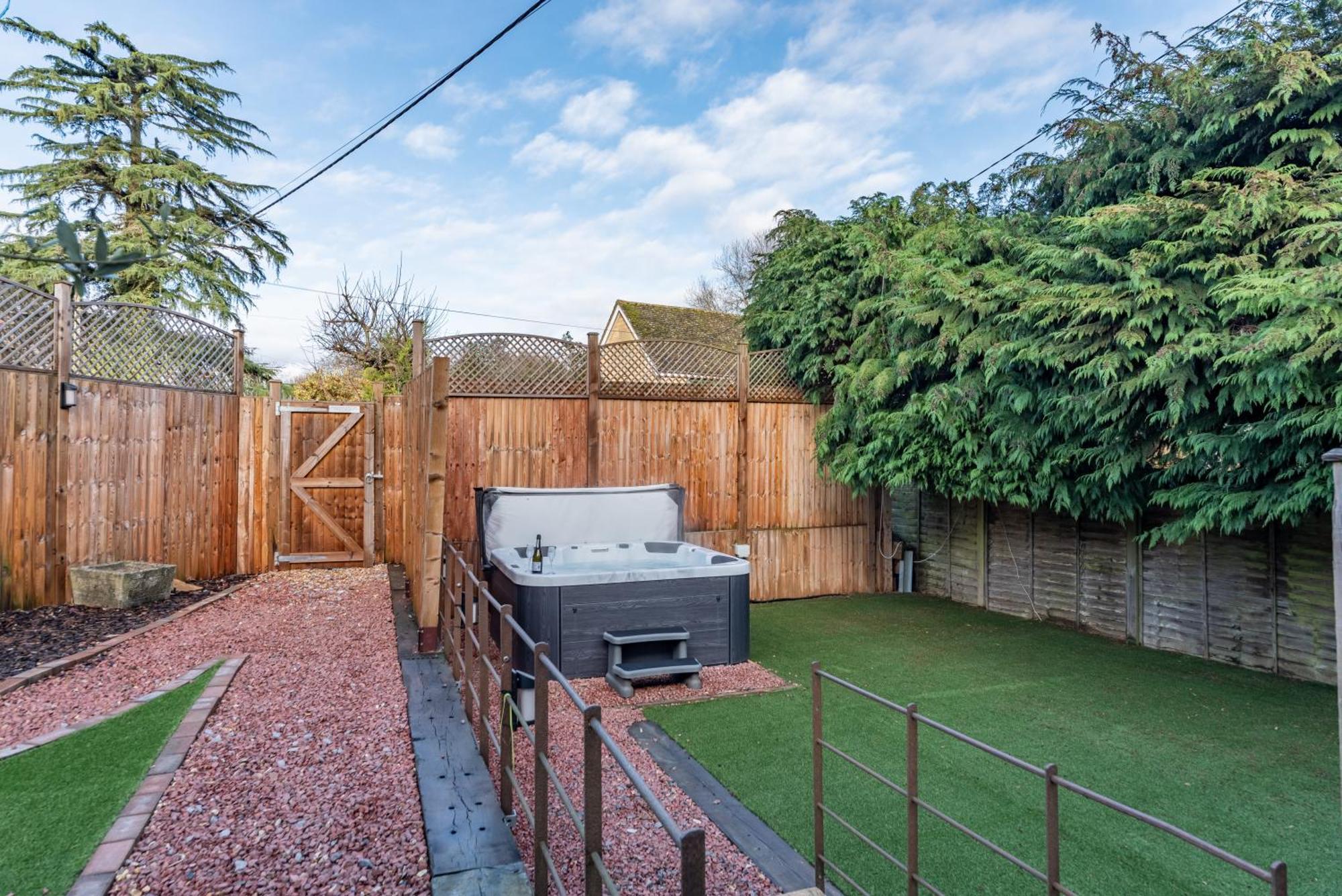 Cotswold Holiday Let With Hot Tub - The Old Garage Чиппинг-Нортон Экстерьер фото