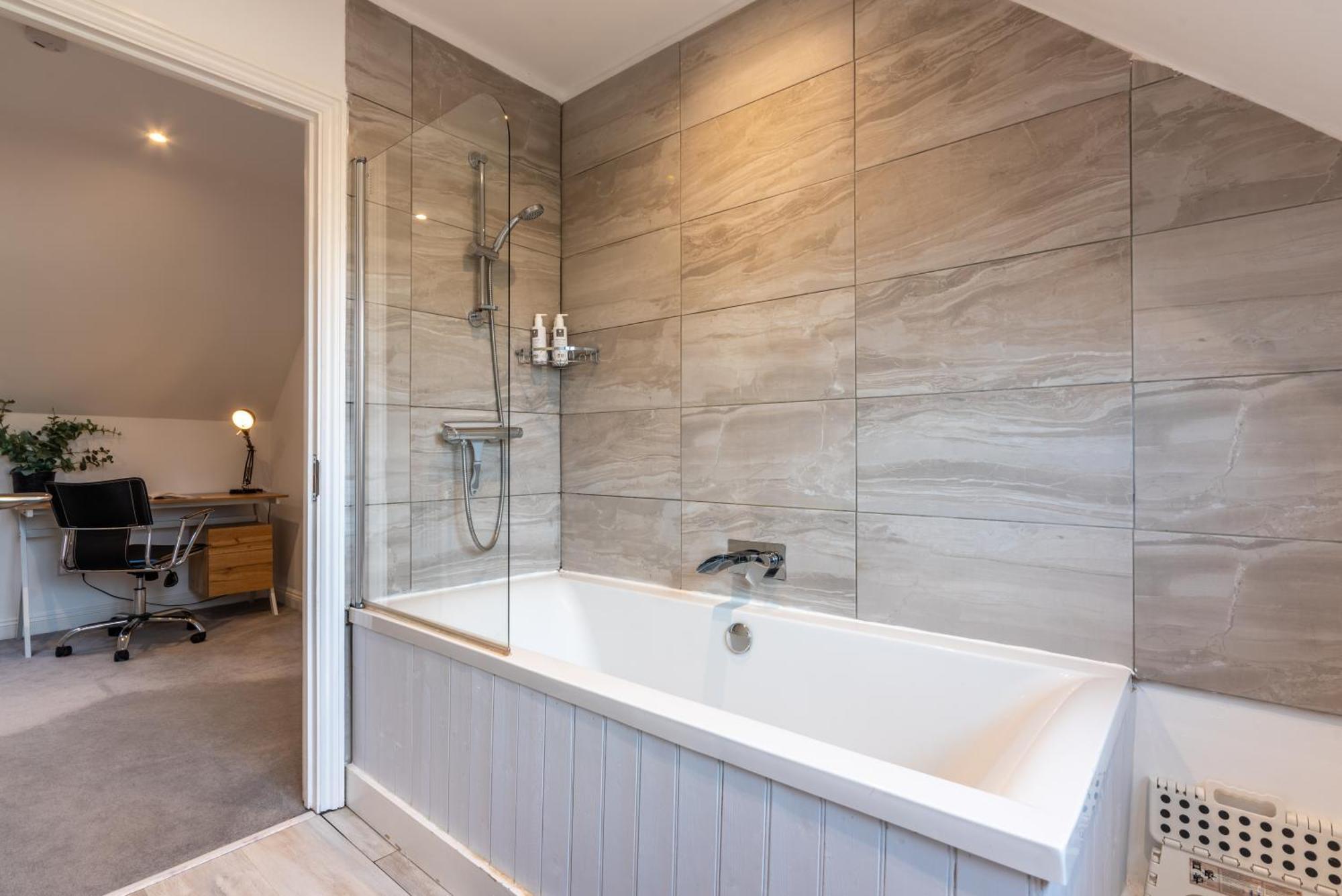 Cotswold Holiday Let With Hot Tub - The Old Garage Чиппинг-Нортон Экстерьер фото